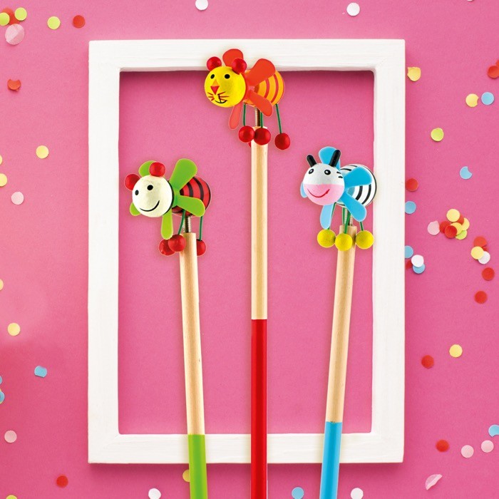 Lápiz infantil bicolor con figuras divertidas en un extremo vista detalle 1 Lápiz infantil bicolor con figuras divertidas en un extremo vista detalle 1