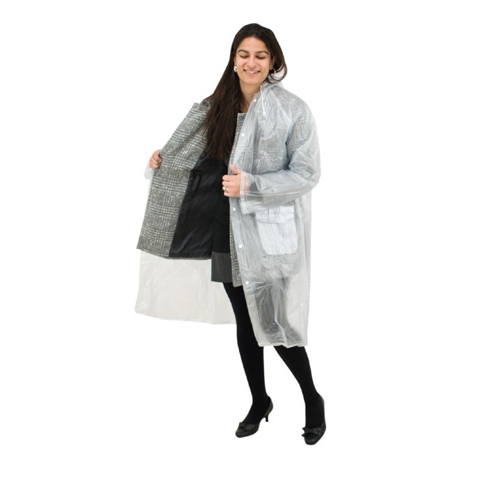 Impermeable de talla única con cierre delantero y gorro incluido color translúcido vista de ambiente Impermeable de talla única con cierre delantero y gorro incluido color translúcido vista de ambiente