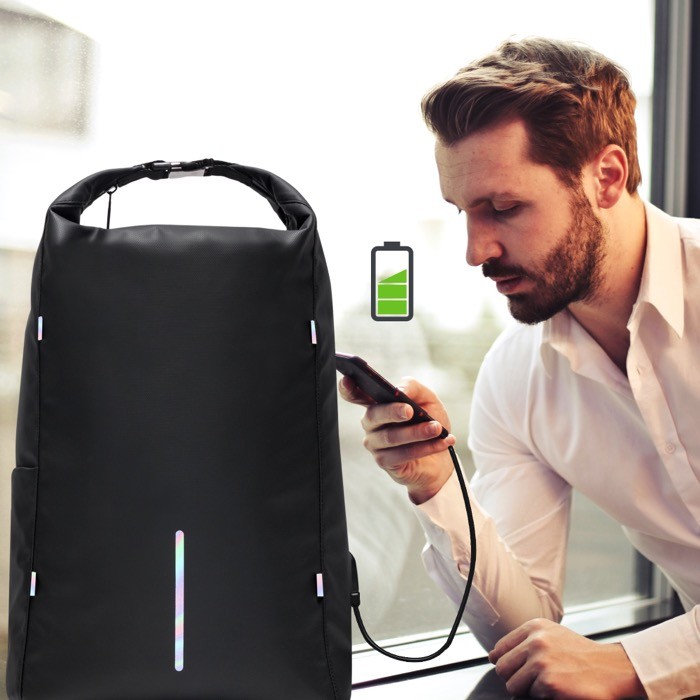 Mochila de poliéster con cremallera impermeable y carga USB 15,6” color negro vista detalle 1