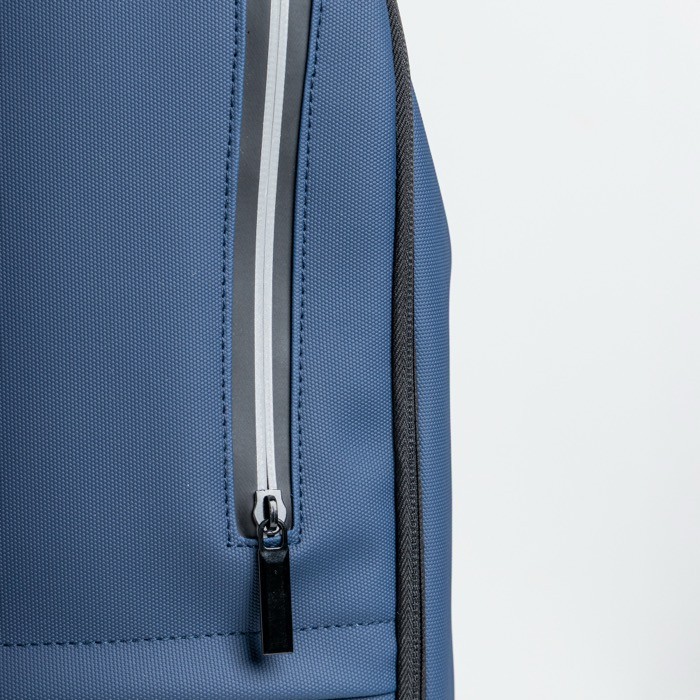 Mochila soft con detalles reflectantes y asa para trolley 15.6” Mochila soft con detalles reflectantes y asa para trolley 15.6”