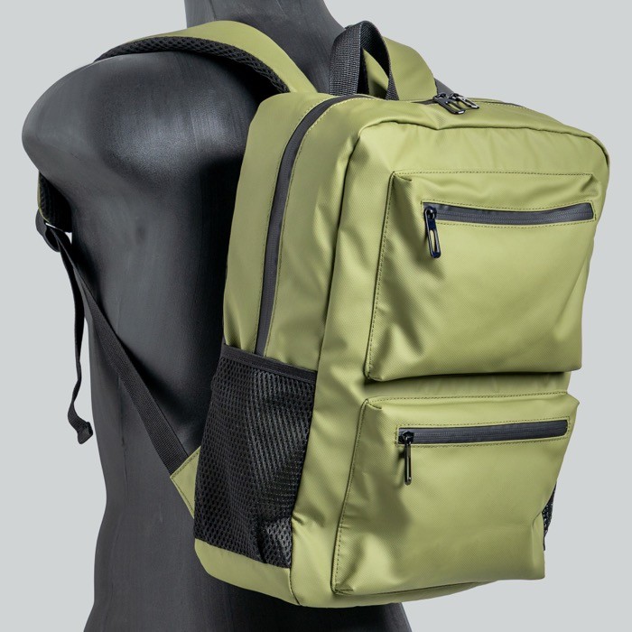 Mochila de piel PU con bolsillos frontales y laterales de malla 15.6” color verde oliva
