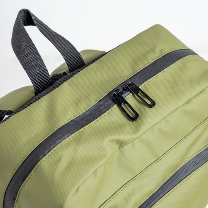 Mochila de piel PU con bolsillos frontales y laterales de malla 15.6”