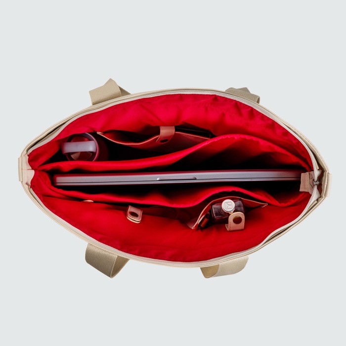 Bolsa de piel sintética con bolsillos ocultos y cinta trolley 15.6”