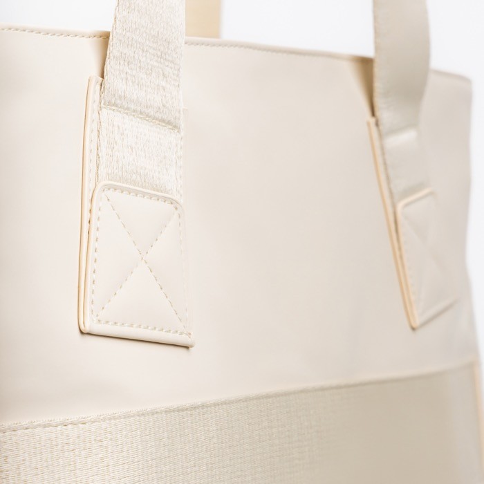 Bolsa de piel sintética con bolsillos ocultos y cinta trolley 15.6” vista 2