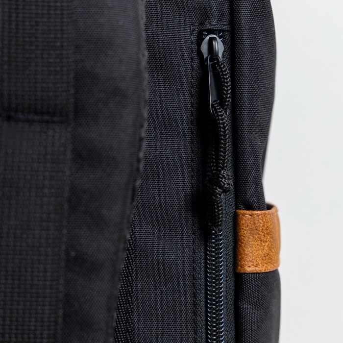 Mochila de RPET resistente al agua con cierres magnéticos 15.6” vista 3 Mochila de RPET resistente al agua con cierres magnéticos 15.6” vista 3