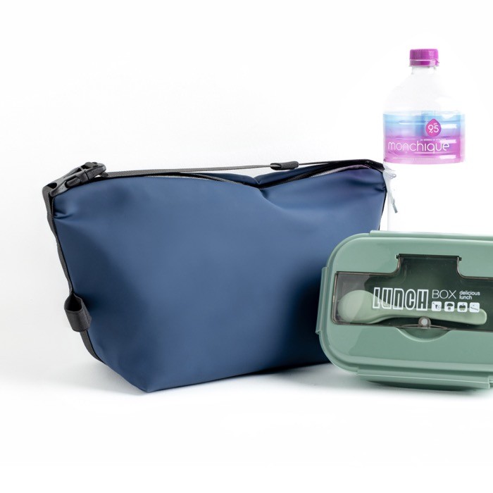 Bolsa térmica de cuero sintético de 13L con cinta en la cremallera vista de ambiente