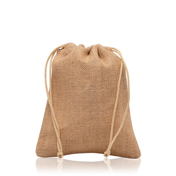 Bolsa pequeña de yute en color natural con dos cuerdas de lazos color marrón claro vista 1 Bolsa pequeña de yute en color natural con dos cuerdas de lazos color marrón claro vista 1