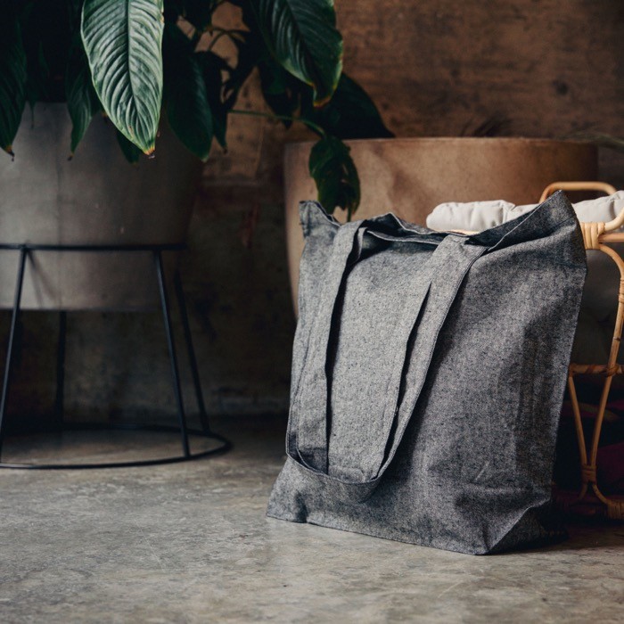 Bolsa grande de algodón reciclado jaspeada con fuelle 280 g/m2 vista de ambiente Bolsa grande de algodón reciclado jaspeada con fuelle 280 g/m2 vista de ambiente