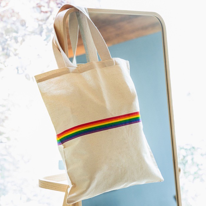 Bolsa de algodón en natural con banda multicolor y asas 180 g/m2 vista de ambiente Bolsa de algodón en natural con banda multicolor y asas 180 g/m2 vista de ambiente
