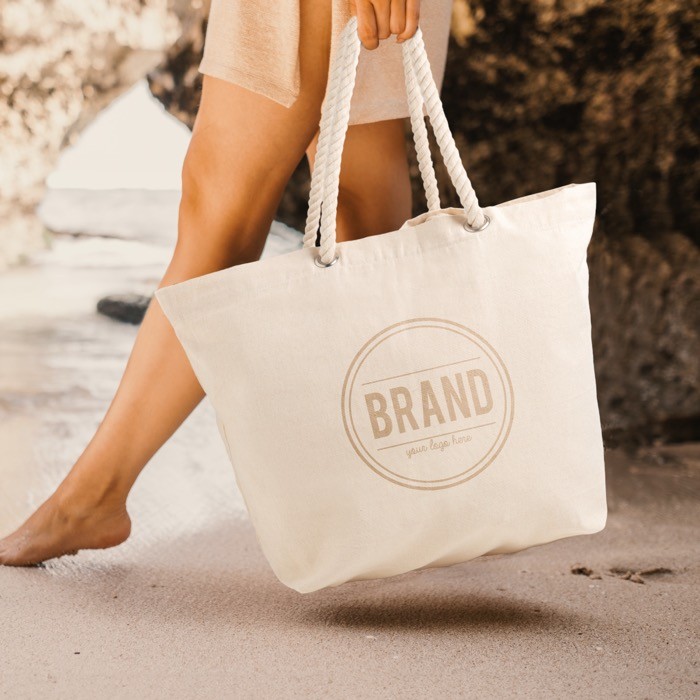 Bolsa de lona grande con asas de cordón ideal para verano 220 g/m2 vista de ambiente