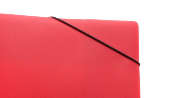 Carpeta con acabado translucido en varios colores y cierre elástico color rojo cuarta vista