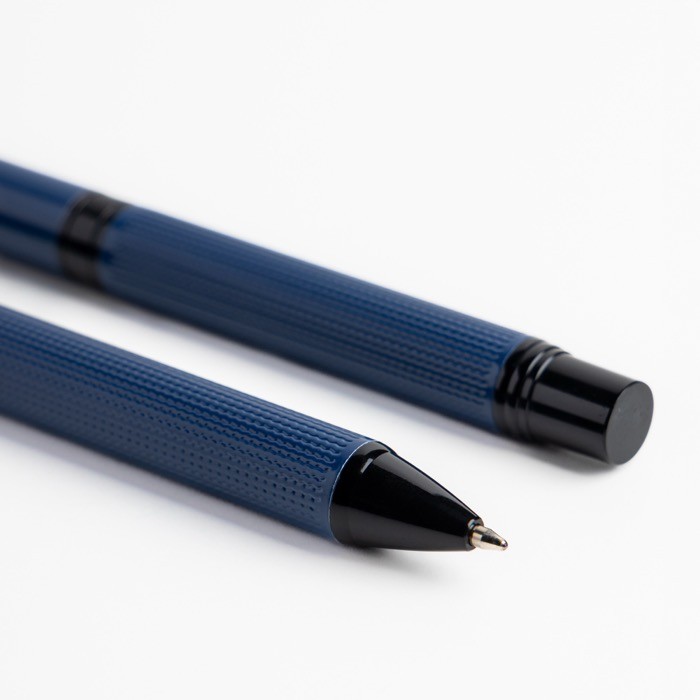 Set de bolígrafo y roller de acero y aluminio con relieve tinta negra Set de bolígrafo y roller de acero y aluminio con relieve tinta negra