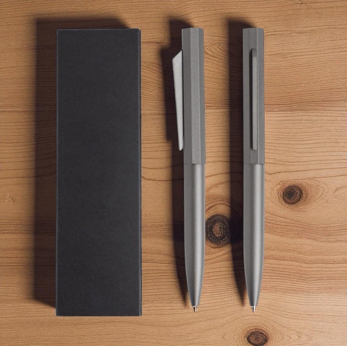 Set de bolígrafo y roller de aluminio con diseño hexagonal tinta negra vista de ambiente Set de bolígrafo y roller de aluminio con diseño hexagonal tinta negra vista de ambiente