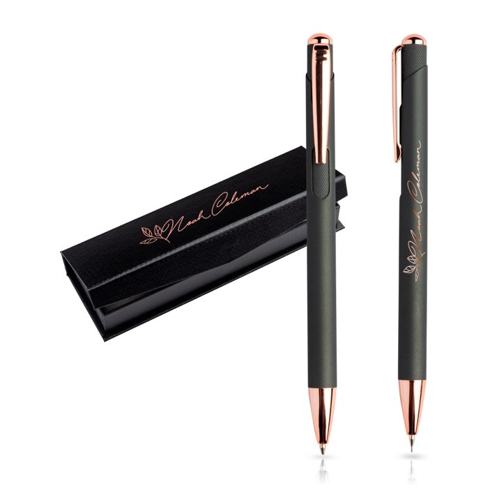 Set de bolígrafo y portaminas con detalles de metal tinta azul color oro rosa vista con logo impreso