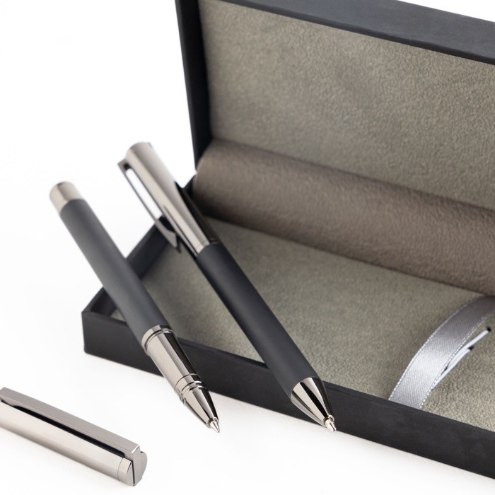 Roller y bolígrafo de metal y carbono estilo moderno tinta azul vista de ambiente