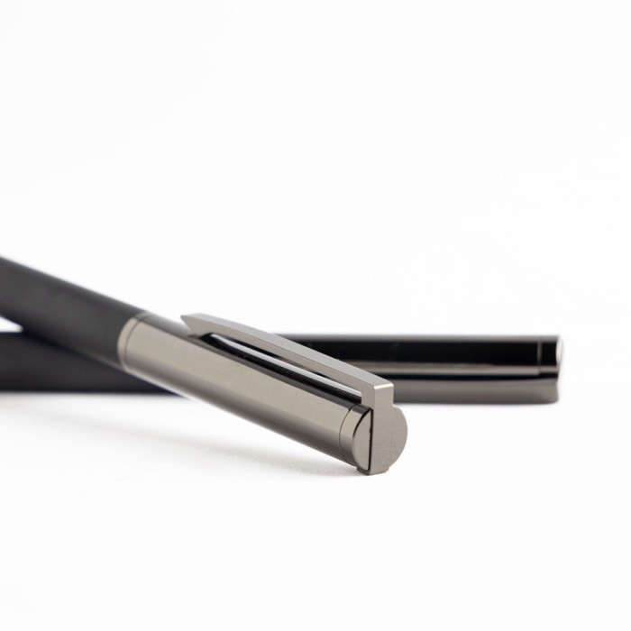 Roller y bolígrafo de metal y carbono estilo moderno tinta azul vista 1