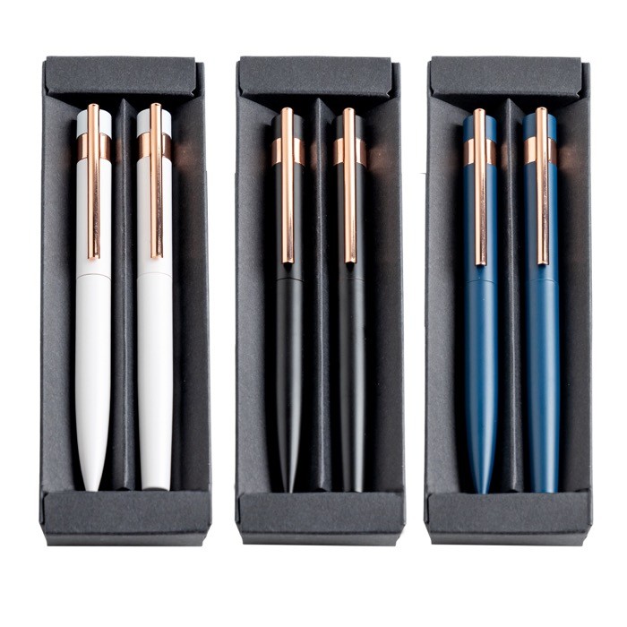Juego de bolígrafo y roller con detalles en oro rosa tinta negra vista con varios colores Juego de bolígrafo y roller con detalles en oro rosa tinta negra vista con varios colores