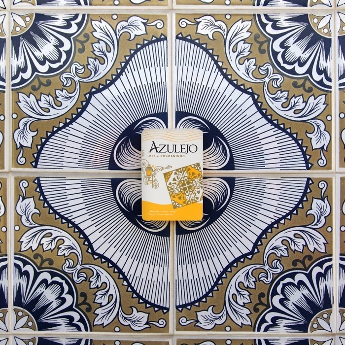 Jabón vegetal de símbolos portugueses con aceite de oliva 75g vista tercera Jabón vegetal de símbolos portugueses con aceite de oliva 75g vista tercera