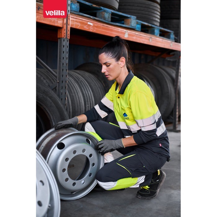 Polo laboral de manga larga con reflectantes 160 g/m2 vista bodegón Polo laboral de manga larga con reflectantes 160 g/m2 vista bodegón