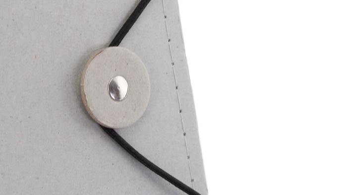 Carpeta de cartón reciclado con bloc de hojas a rayas dentro color marfil tercera vista