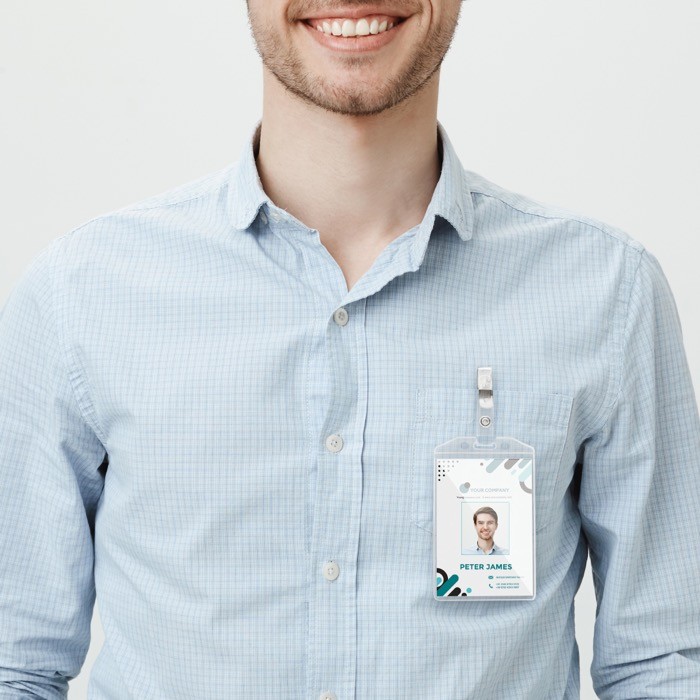 Identificador ideal para enganchar en el bolsillo 7.5x12cm color transparente vista de ambiente Identificador ideal para enganchar en el bolsillo 7.5x12cm color transparente vista de ambiente