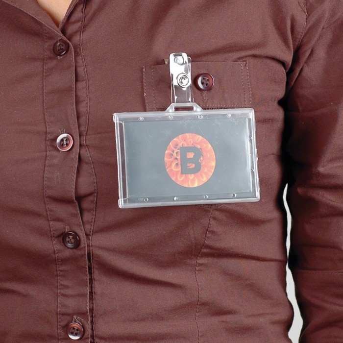 Identificador de plástico con enganche de bolsillo extraíble 9x5.5cm color transparente vista 2 Identificador de plástico con enganche de bolsillo extraíble 9x5.5cm color transparente vista 2