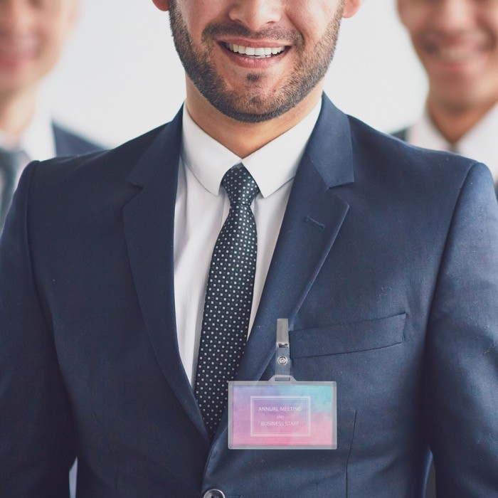 Identificador de plástico con enganche de bolsillo extraíble 9x5.5cm vista de ambiente Identificador de plástico con enganche de bolsillo extraíble 9x5.5cm vista de ambiente