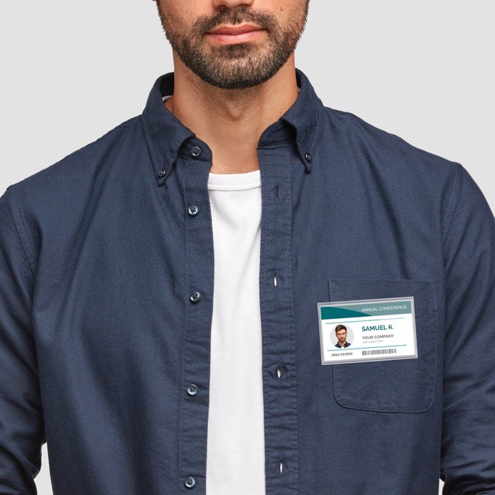 Identificador de plástico transparente con pasador trasero 9x5.5cm vista de ambiente