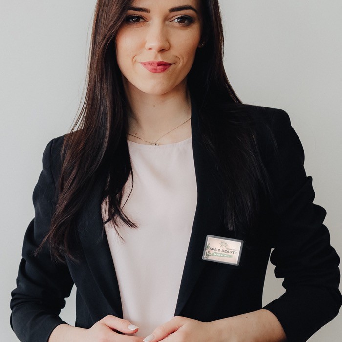 Identificador acrílico con imán con papel a 1 cara 4.9x3.5cm vista de ambiente