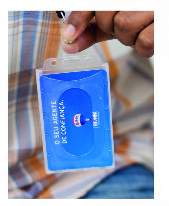 Identificador rígido perfecto para enganchar en el bolsillo 5.5x8.7cm color transparente vista 1 Identificador rígido perfecto para enganchar en el bolsillo 5.5x8.7cm color transparente vista 1