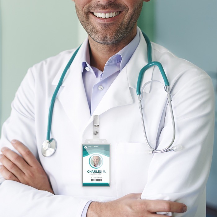 Identificador rígido perfecto para enganchar en el bolsillo 5.5x8.7cm vista de ambiente Identificador rígido perfecto para enganchar en el bolsillo 5.5x8.7cm vista de ambiente