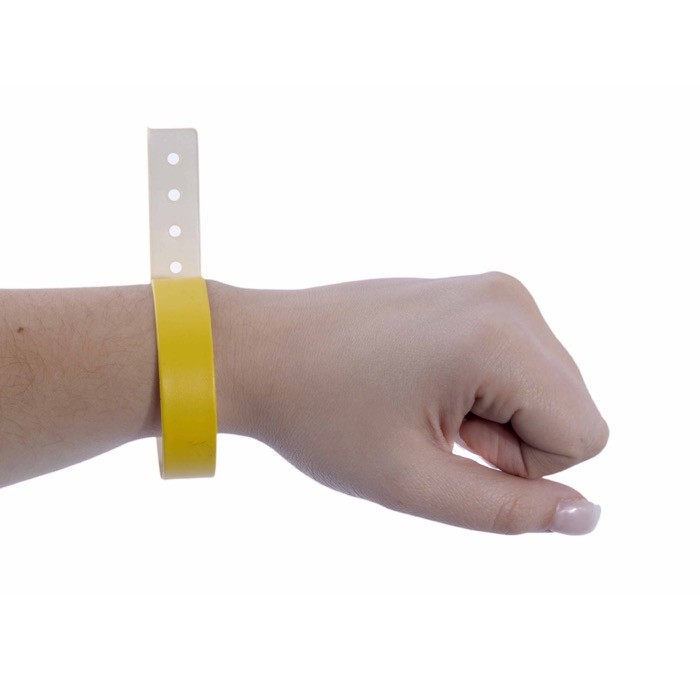 Pulsera fina de vinilo identificativa para festivales y fiestas color amarillo vista 1
