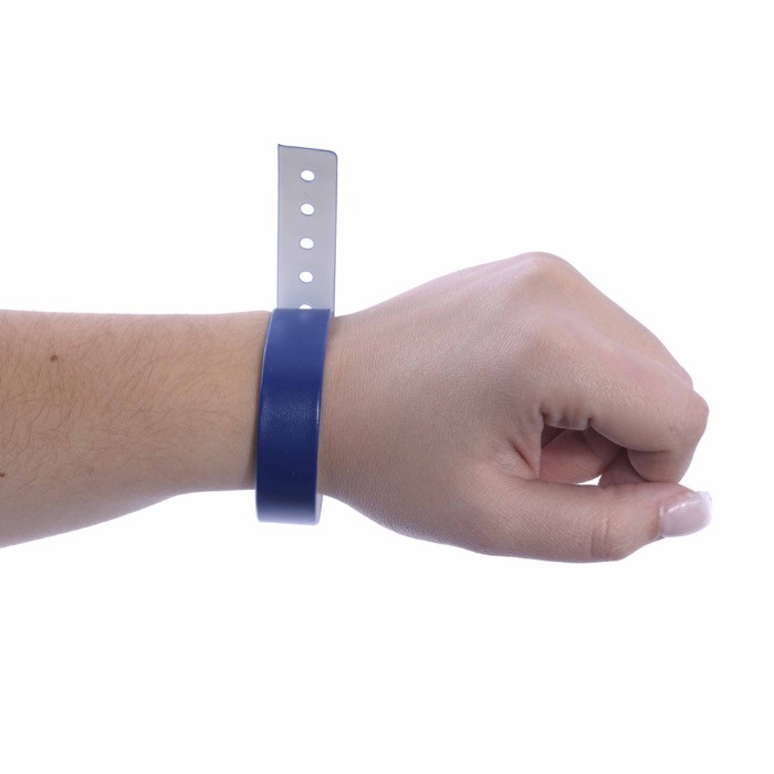 Pulsera fina de vinilo identificativa para festivales y fiestas color azul marino vista 1
