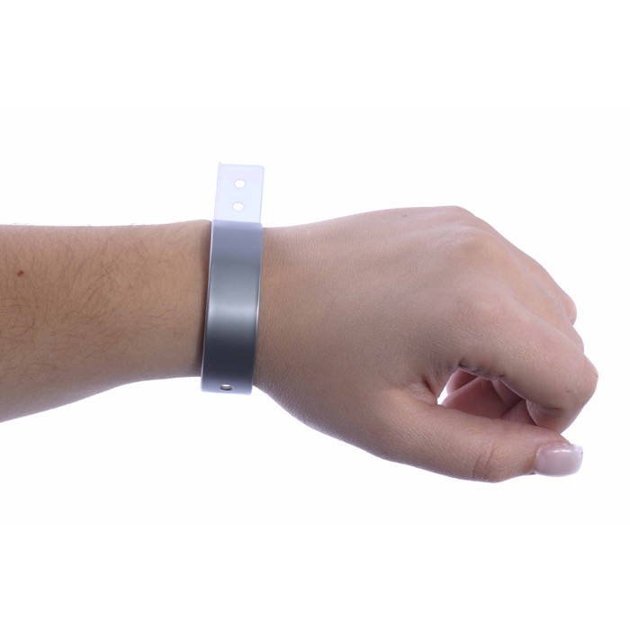 Pulsera fina de vinilo identificativa para festivales y fiestas color plateado vista 1