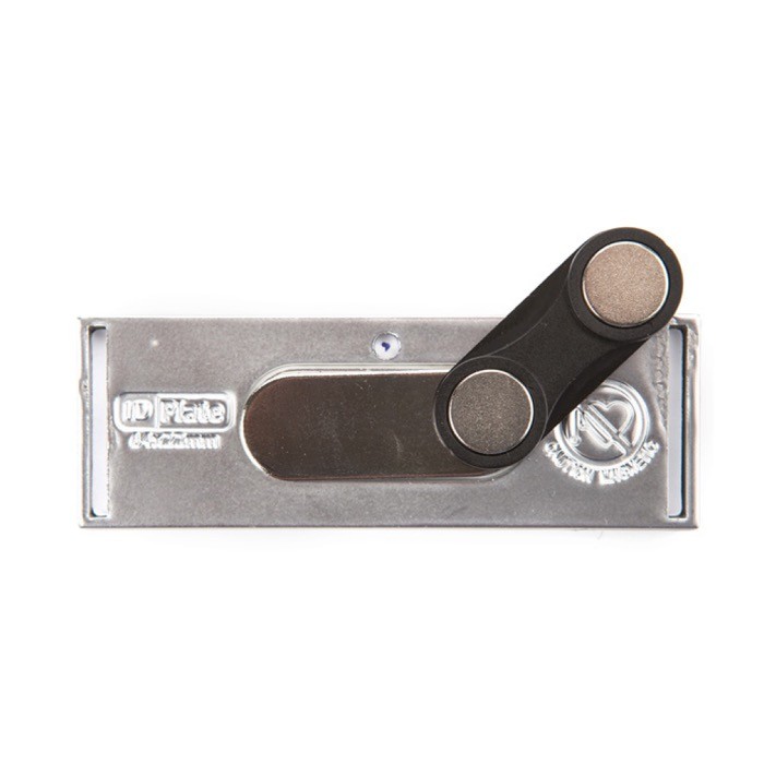 Identificador plateado con papel interior y cierre magnético color plateado vista 1 Identificador plateado con papel interior y cierre magnético color plateado vista 1