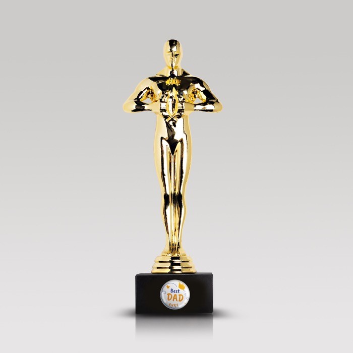 Trofeo de estatuilla dorada ideal para distinguir a alguien vista con logo impreso