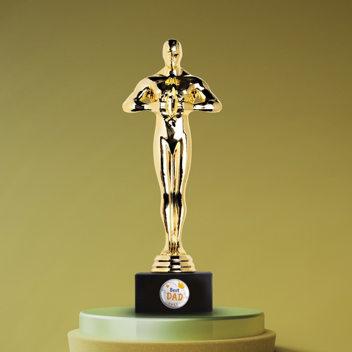 Trofeo de estatuilla dorada ideal para distinguir a alguien vista 1