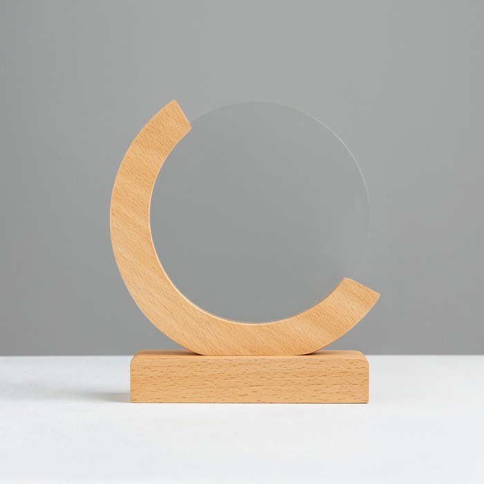 Trofeo de madera y cristal con diseño de globo y caja de regalo vista 3