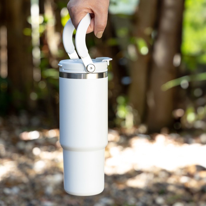 Vaso térmico de acero inoxidable con tapa doble y asa plegable 900ml vista de ambiente