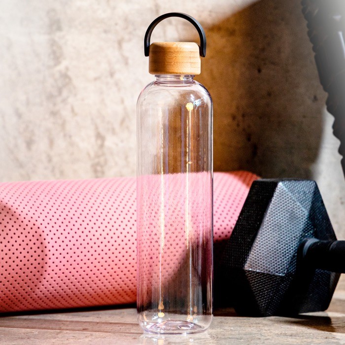 Botella de tritán con tapa de bambú y asa de transporte 1L vista de ambiente Botella de tritán con tapa de bambú y asa de transporte 1L vista de ambiente