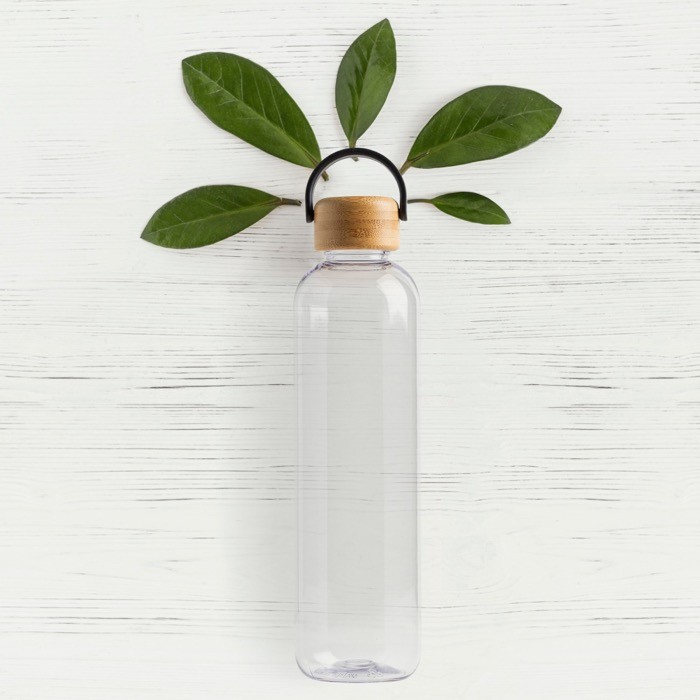 Botella de tritán con tapa de bambú y asa de transporte 1L vista 1 Botella de tritán con tapa de bambú y asa de transporte 1L vista 1