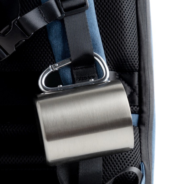 Taza de doble pared de acero inoxidable reciclado con mosquetón 300ml vista de ambiente Taza de doble pared de acero inoxidable reciclado con mosquetón 300ml vista de ambiente