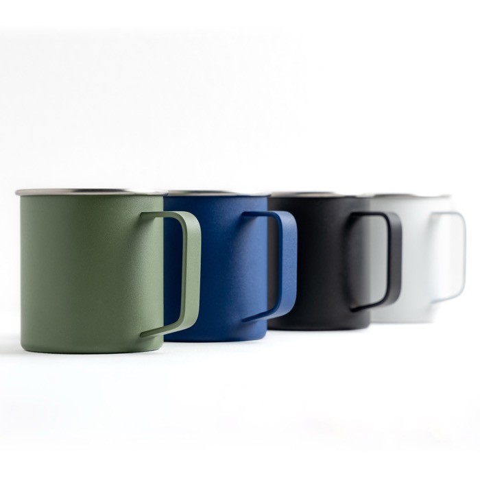 Taza de acero inoxidable reciclado con diseño moderno y asa 400ml vista de ambiente Taza de acero inoxidable reciclado con diseño moderno y asa 400ml vista de ambiente