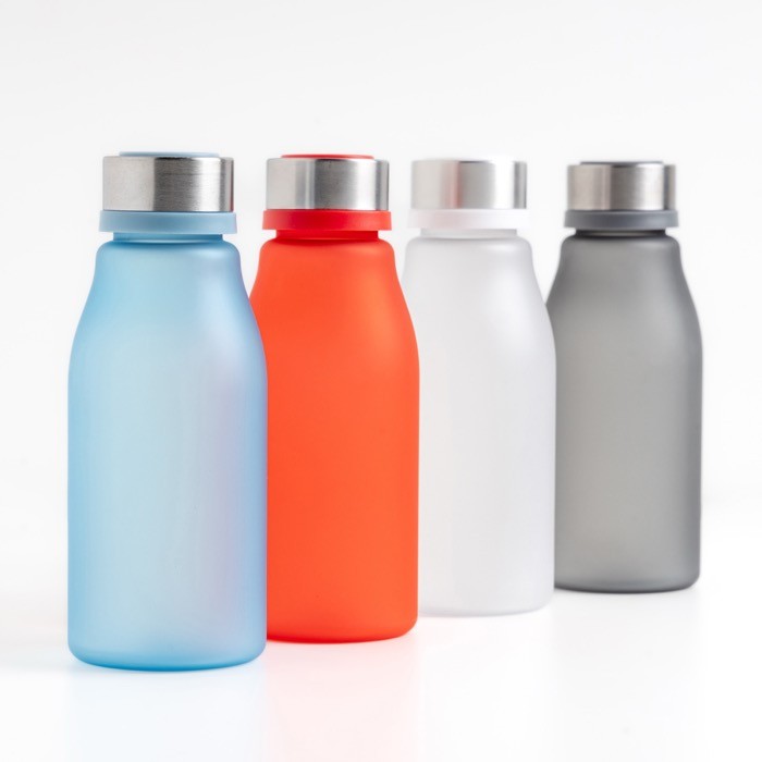 Botella de plástico reciclado estilo mate con mosquetón 350ml vista con varios colores Botella de plástico reciclado estilo mate con mosquetón 350ml vista con varios colores