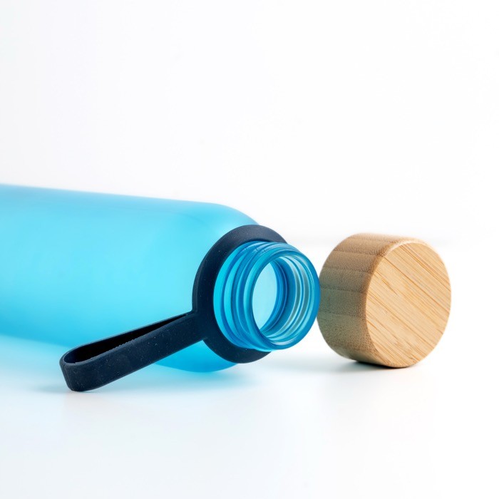 Botella de plástico reciclado con acabado mate y tapa de bambú 350ml Botella de plástico reciclado con acabado mate y tapa de bambú 350ml