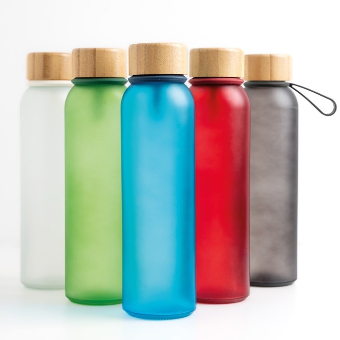 Botella de plástico reciclado con acabado mate y tapa de bambú 350ml vista con varios colores Botella de plástico reciclado con acabado mate y tapa de bambú 350ml vista con varios colores