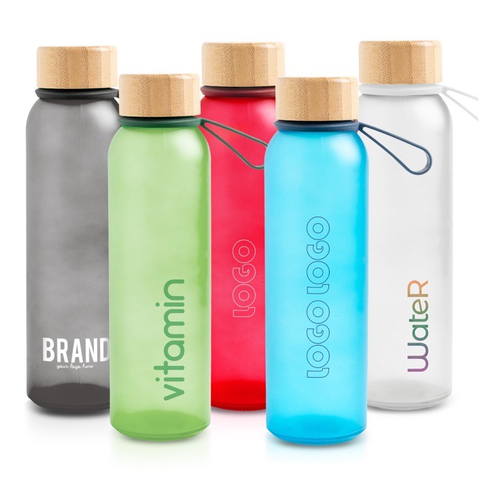 Botella de plástico reciclado con acabado mate y tapa de bambú 350ml vista con logo impreso Botella de plástico reciclado con acabado mate y tapa de bambú 350ml vista con logo impreso