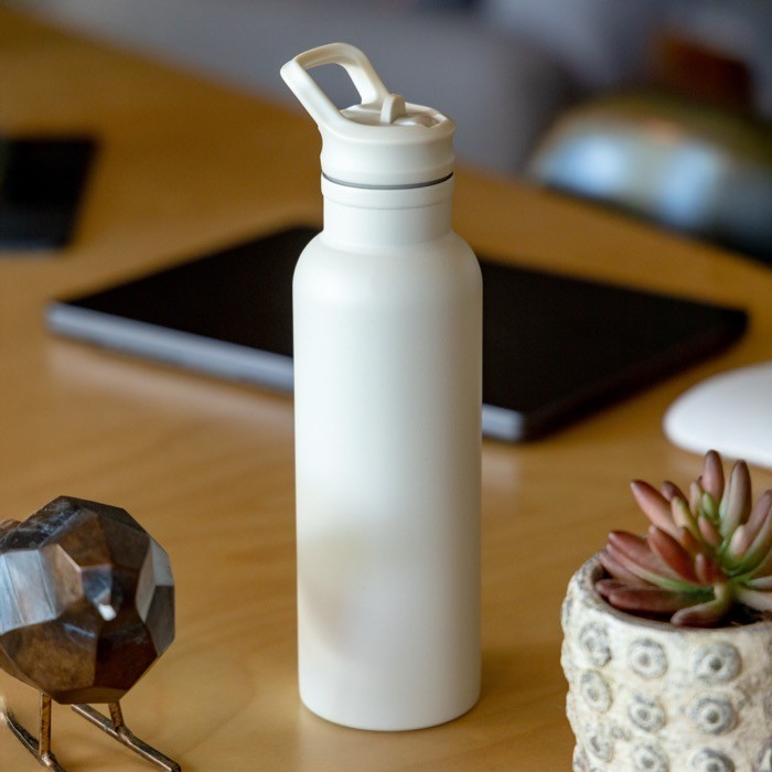 Botella térmica de acero inoxidable con asa fija y pajita plegable 500ml vista de ambiente