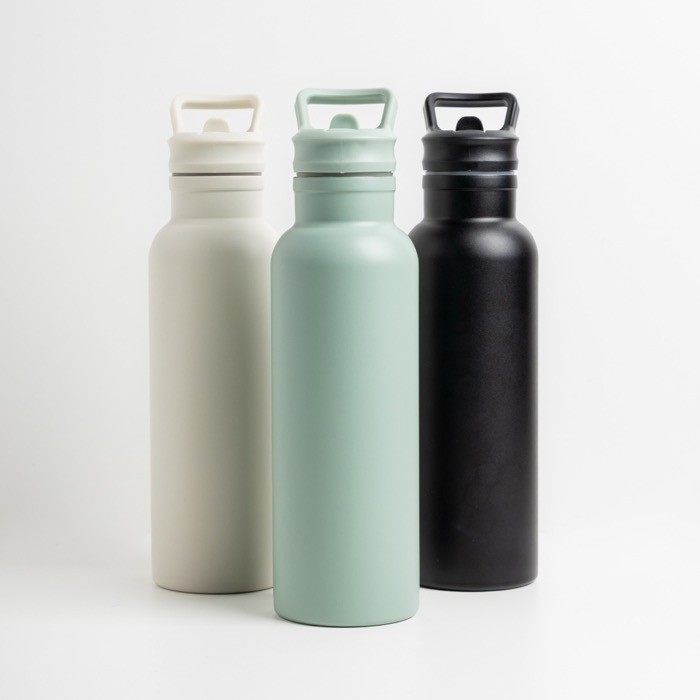 Botella térmica de acero inoxidable con asa fija y pajita plegable 500ml vista de ambiente