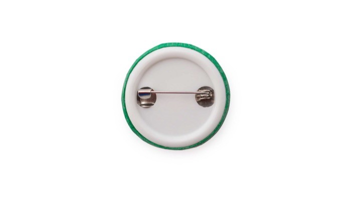 Pin circular de acabado brillante con cierre de imperdible color verde tercera vista